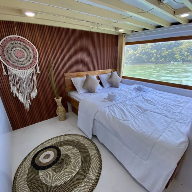 Phinisi Gajah putih Master Cabin