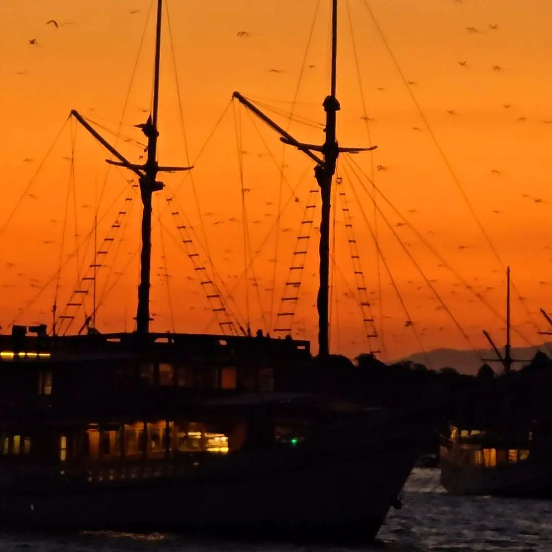 kalong island labuan bajo,sunset from kalong islandl
